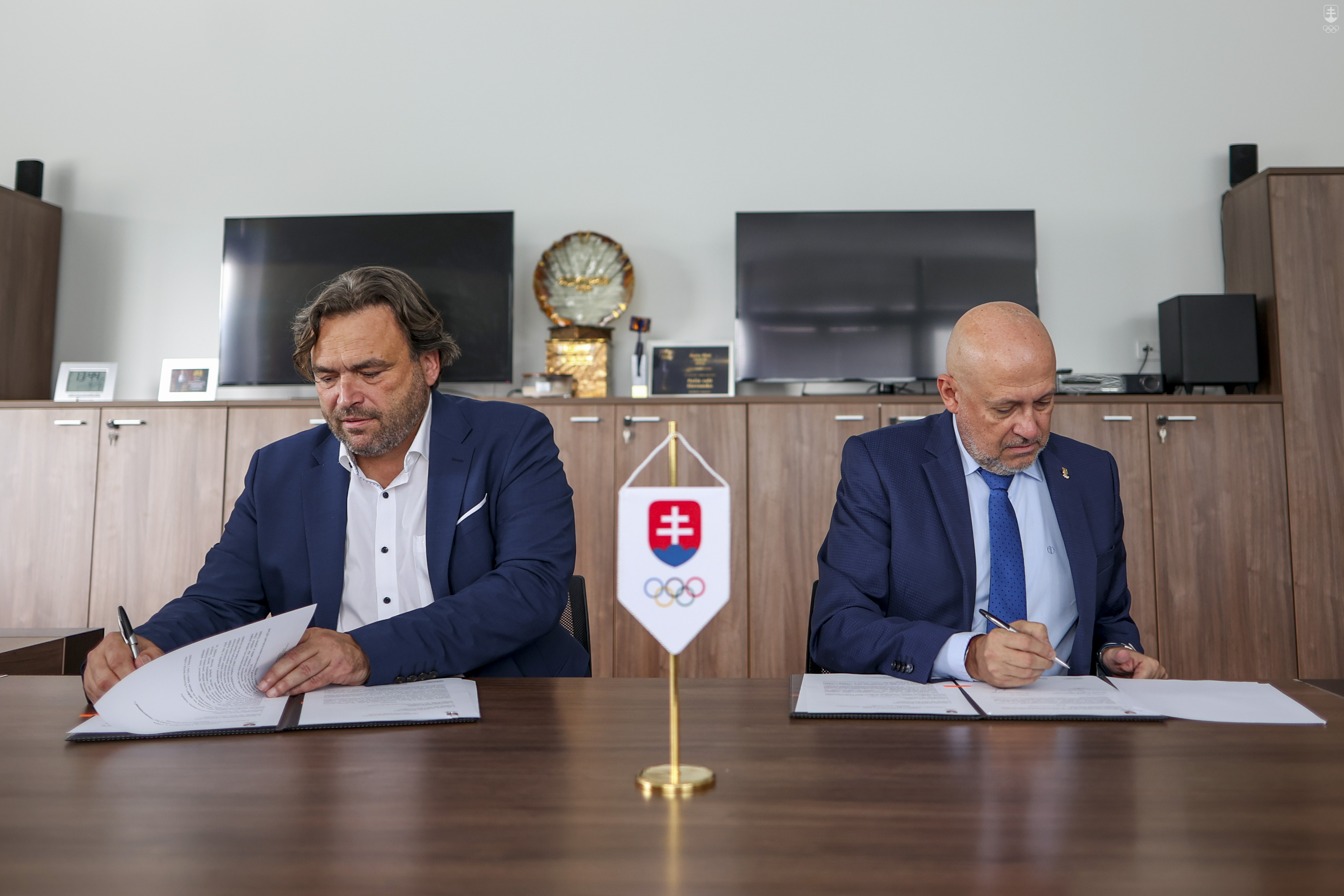 Zástupca generálneho riaditeľa STVR Igor Slanina a prezident SOŠV Anton Siekel podpisujú memorandum o spolupráci.