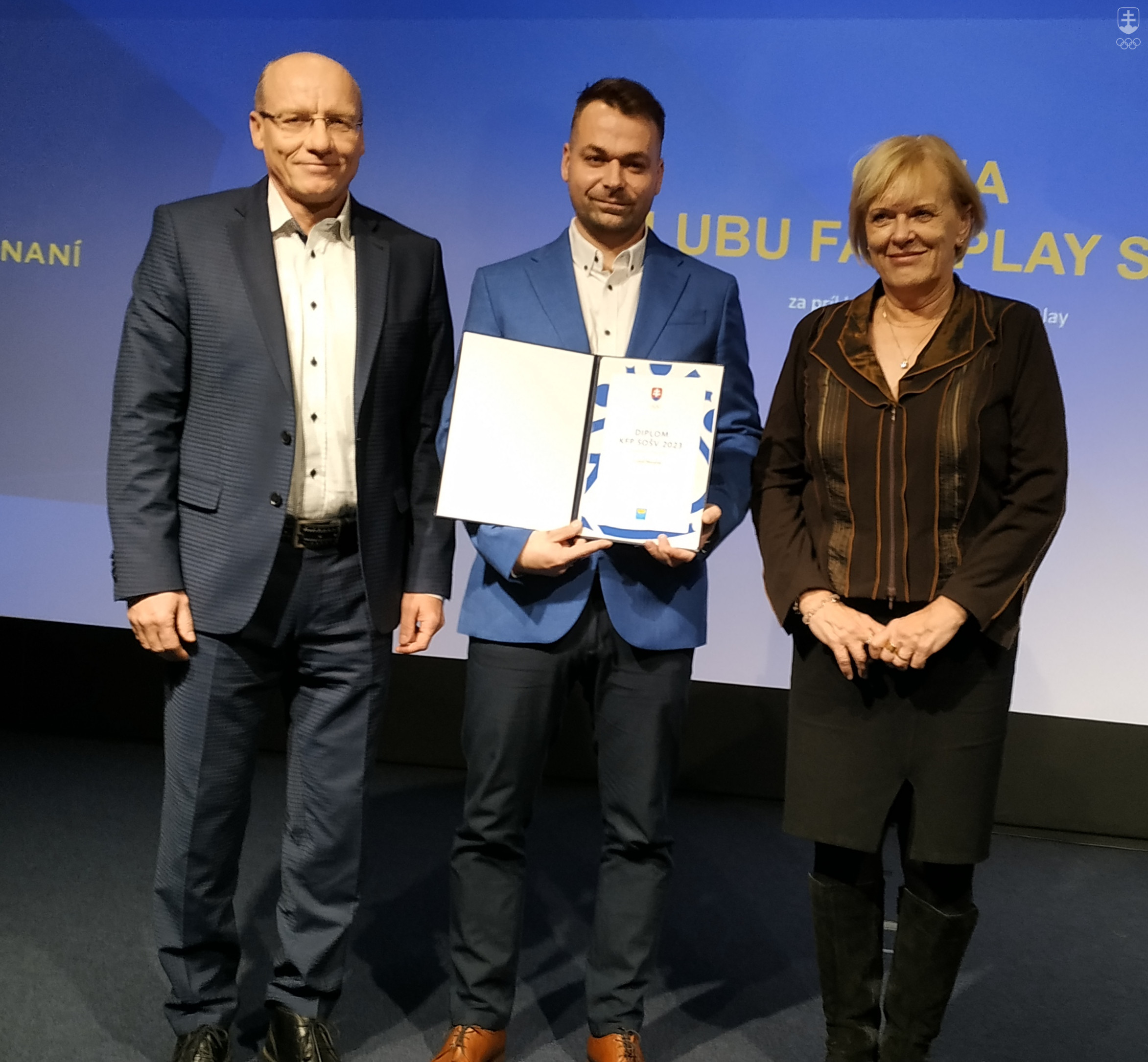 Lukáš Mareček (v strede) s diplomom Klubu fair play SOŠV