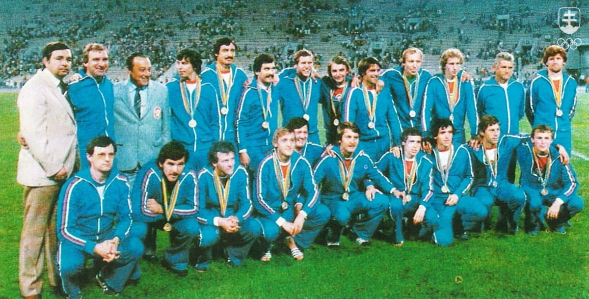 Zlatý futbalový tím ČSSR z OH 1980 v Moskve. Z dvojice Slovákov Stanislav Seman v pokľadu druhý zľava a František Kunzo v druhom rade štvrtý zľava.
