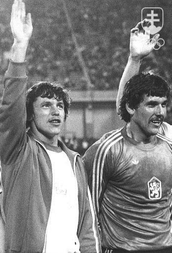 Obrovská radosť Františka Kunza a Stanislava Semana z historického olympijského triumfu v Moskve 1980. V zlatom družstve ČSSR boli oni dvaja jediní hráči zo Slovenska.