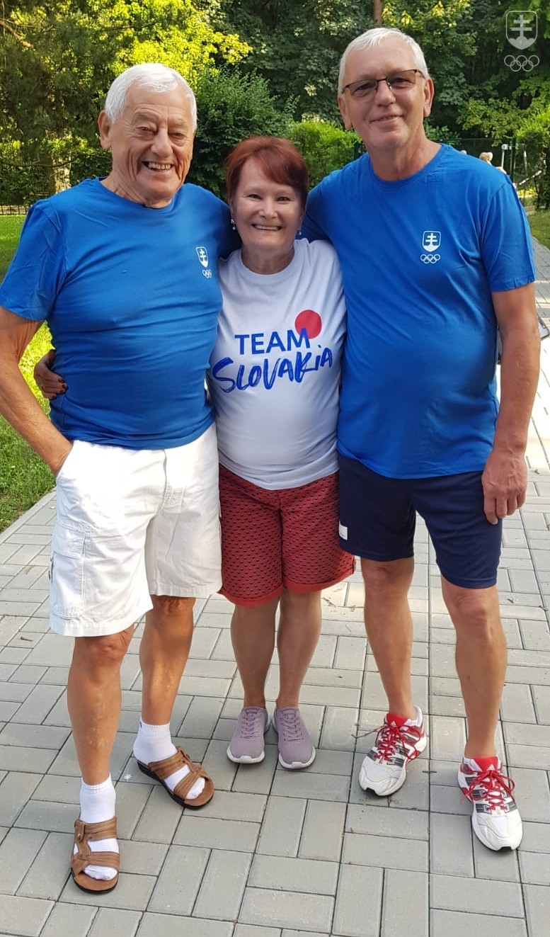 Na spoločnej fotografii z liečebného pobytu v Kúpeľoch Dudince pred dvoma rokmi hokejová legenda Jozef Golonka, najúspešnejšia slovenská gymnastka 20. storočia Mariana Némethová-Krajčírová a František Kunzo.